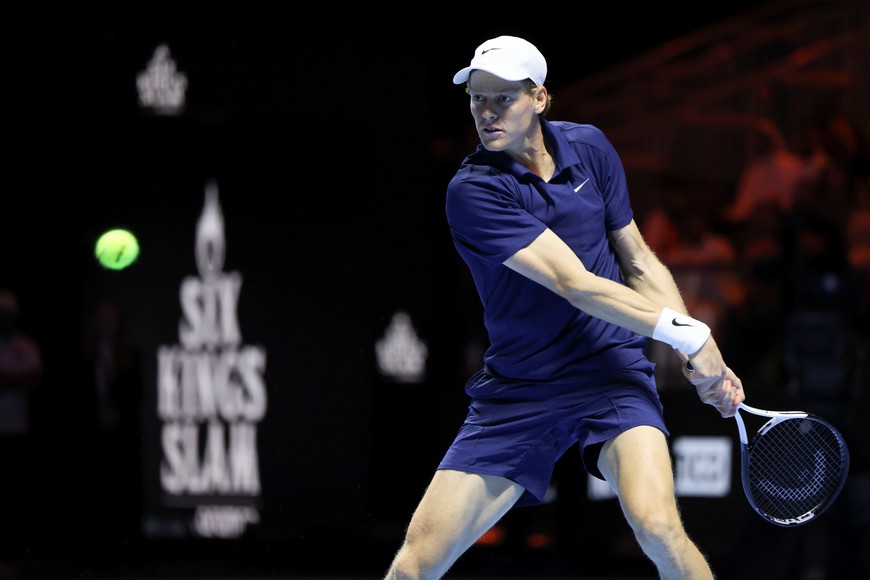 (251017) -- RIAD, 17 octubre, 2025 (Xinhua) -- Imagen del 16 de octubre de 2025 de Jannik Sinner, de Italia, devolviendo la pelota durante el partido de semifinal ante Novak Djokovic, de Serbia, en el torneo de tenis Six Kings Slam, en Riad, Arabia Saudita. (Xinhua/Wang Haizhou) (oa) (ra) (ce)