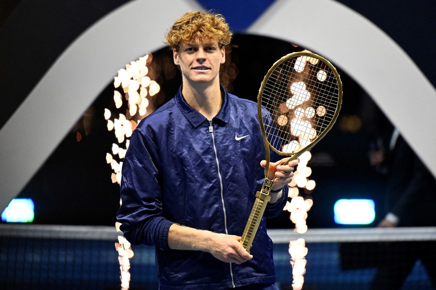 Tennis - Six Kings Slam - ANB Arena, Riyadh, Saudi Arabia - October 18, 2025
Italy's Jannik Sinner celebrates with a racket after winning the final against Spain's Carlos Alcaraz REUTERS/Stringer