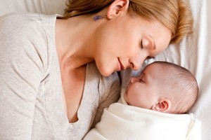 "(...) De repente, escucho/ un murmullo alegre/ vibrando en su pecho./ Cascabeles de semillas/ suenan en las sombras.// Duerme mí pequeña/

y se escapa su risa (...)".