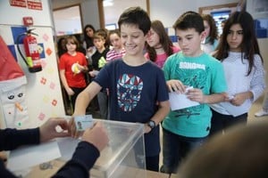 La encuesta, como el voto, son formas organizadas y respetuosas de decisión conjunta que bien podrían enseñarse y practicarse mucho antes.