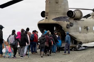 Familias desplazadas comienzan a adaptarse en refugios y comunidades más grandes.