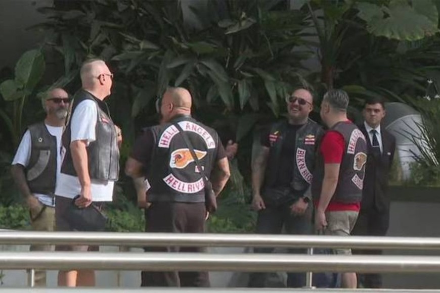 Momentos de tensión entre motociclistas y trapitos en el centro de La Plata.