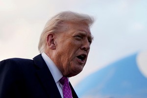 U.S. President Donald Trump speaks to the press as he arrives at Palm Beach International Airport, in West Palm Beach, Florida, U.S., October 17, 2025. REUTERS/Elizabeth Frantz. REFILE - CORRECTING ACTION FROM "DISEMBARKS AIR FORCE ONE" TO "SPEAKS TO THE PRESS AS HE ARRIVES".