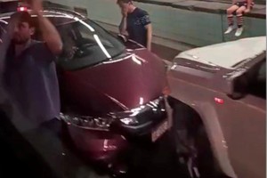 La conductora del automóvil perdió el control e impactó contra la camioneta.