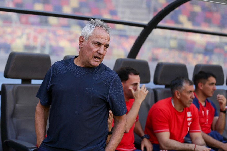 Leo Madelón sabe que tiene un equipo vertical, pero también le gusta que sea qué hacer cuando el rival le achica espacios y le cede pelota y terreno.