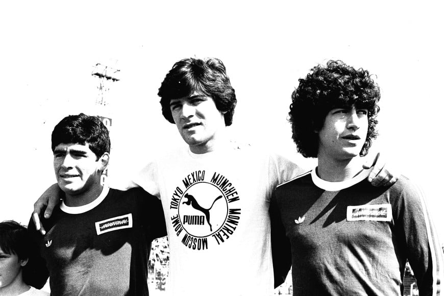 Rubén Rossi, cuando jugaba en Colón, abrazado con Maradona y Carabelli, que en ese momento vestían la camiseta de Argentinos Juniors. Fue a los pocos días de la consagración de los tres en Japón.