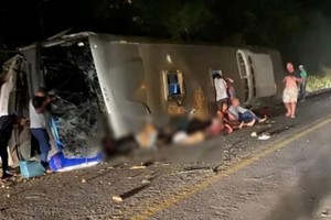 El micro turístico volcó en la BR-423 y dejó al menos 17 muertos y una veintena de heridos.