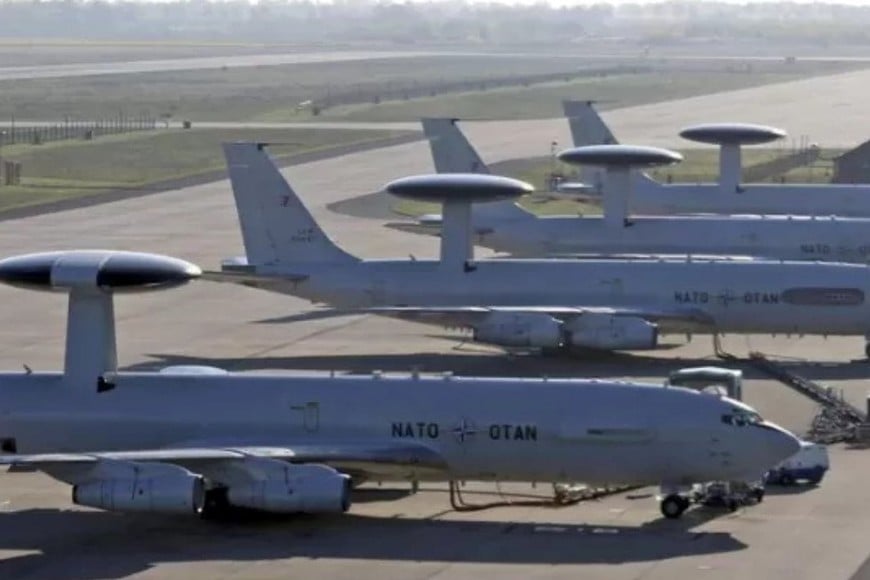 Su función principal consiste en detectar y seguir objetos en un amplio radio para anticipar amenazas