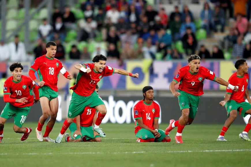 Soccer Football - FIFA World Cup U-20 - Semi final - Morocco v France - Estadio Elias Figueroa, Valparaiso, Chile - October 15, 2025
Morocco players celebrate after winning the penalty shootout REUTERS/Rodrigo Garrido     TPX IMAGES OF THE DAY
