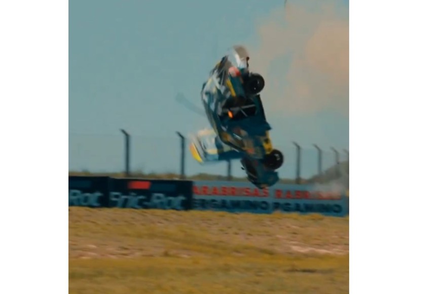 El Fiat Uno se elevó brevemente, dio varios tumbos y golpeó las barreras protectoras