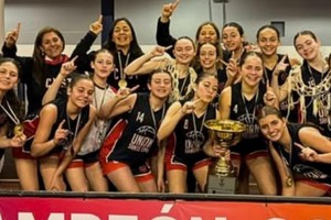 Unión de Santo Tomé. El plantel: Arriba: Catalina Milocco, Lourdes Haller Mayora, Paulina Lo Vuolo, Julia Zamora, Lara Pérez García, Josefina Ramello, Candela Friera. Abajo: Lila Doldán, Aitana Márquez, Sofía Dupont, Luisina Paseo, Paloma Sánchez, Pilar Vino, Julia Rehineimer. DT: Susana Goncebat .
