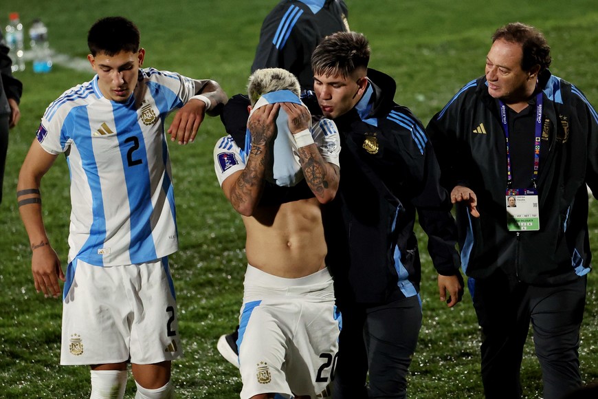 Soccer Football - FIFA U-20 World Cup - Final - Argentina v Morocco - Estadio Nacional Julio Martinez Pradanos, Santiago, Chile - October 19, 2025
Argentina's Gianluca Prestianni and Tobias Palacio look dejected after the match REUTERS/Pablo Sanhueza
