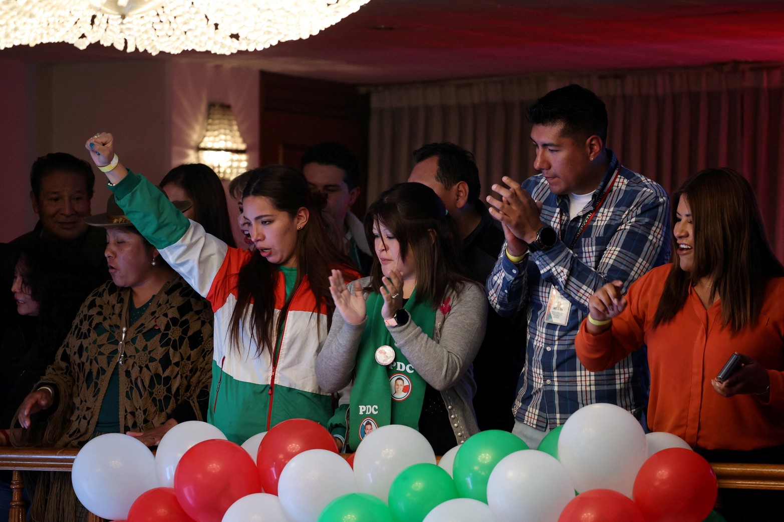 El Partido Democrático Cristiano celebró la victoria de Rodrigo Paz.