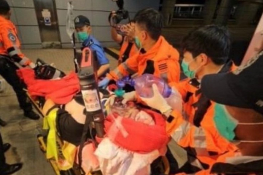 La tripulación fue rescatada y trasladada por el personal de emergencias.