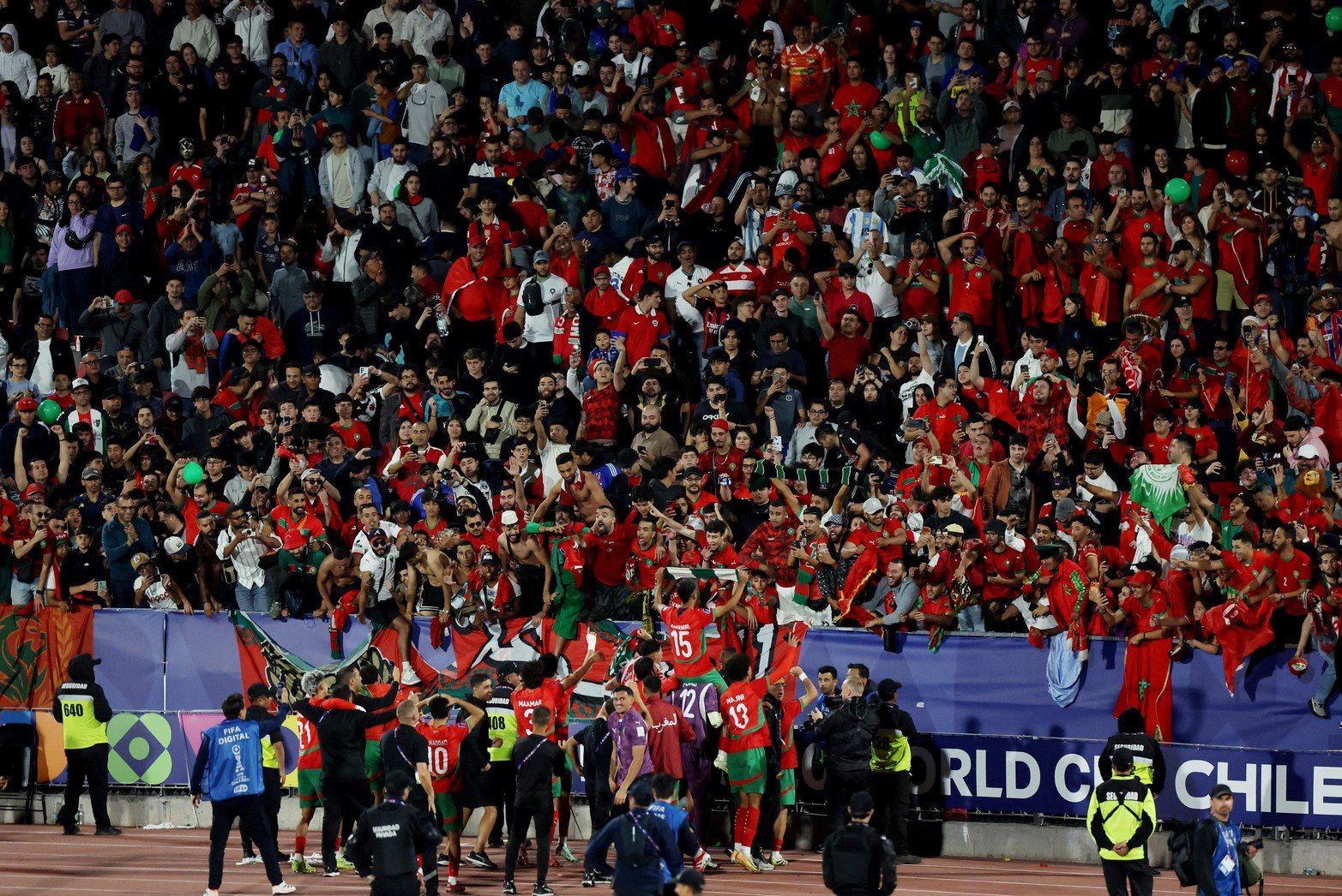 Jugadores marroquíes celebran con sus aficionados tras ganar la Copa Mundial Sub-20 de la FIFA. 