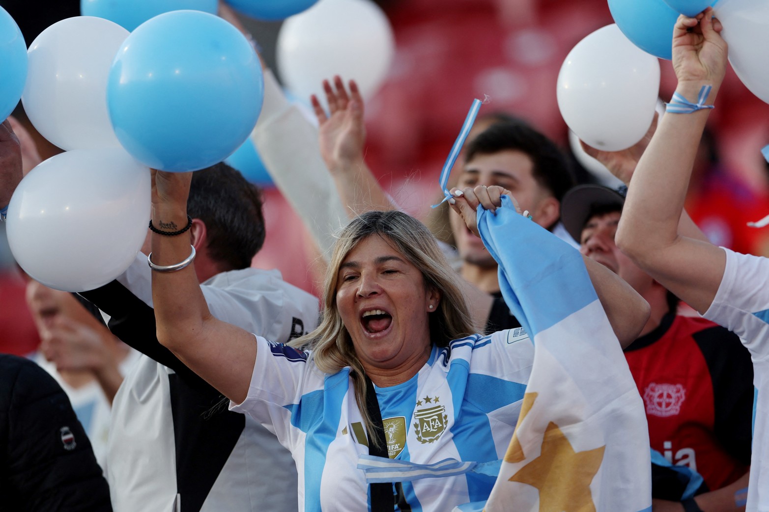 Hinchas argentinos acompañaron a la Selección.