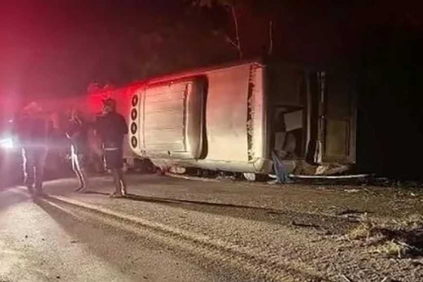 El micro turístico volcó en la BR-423 y dejó al menos 17 muertos y una veintena de heridos.