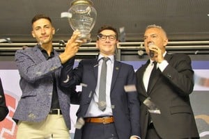 El último ganador. Brian Lionel Impellizzeri, rosarino nacido el 30 de julio de 1998, se llevó el premio mayor el año pasado. Recibió la distinción de manos de Daniel Di Lena, Vicepresidente Ejecutivo de la Caja de Asistencia Social y Lotería de Santa F