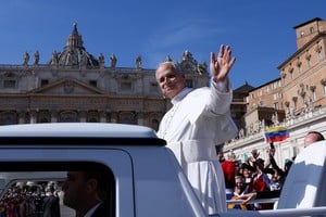 León XIV saluda a los fieles durante la canonización de siete nuevos santos. Fotos: Reuters 