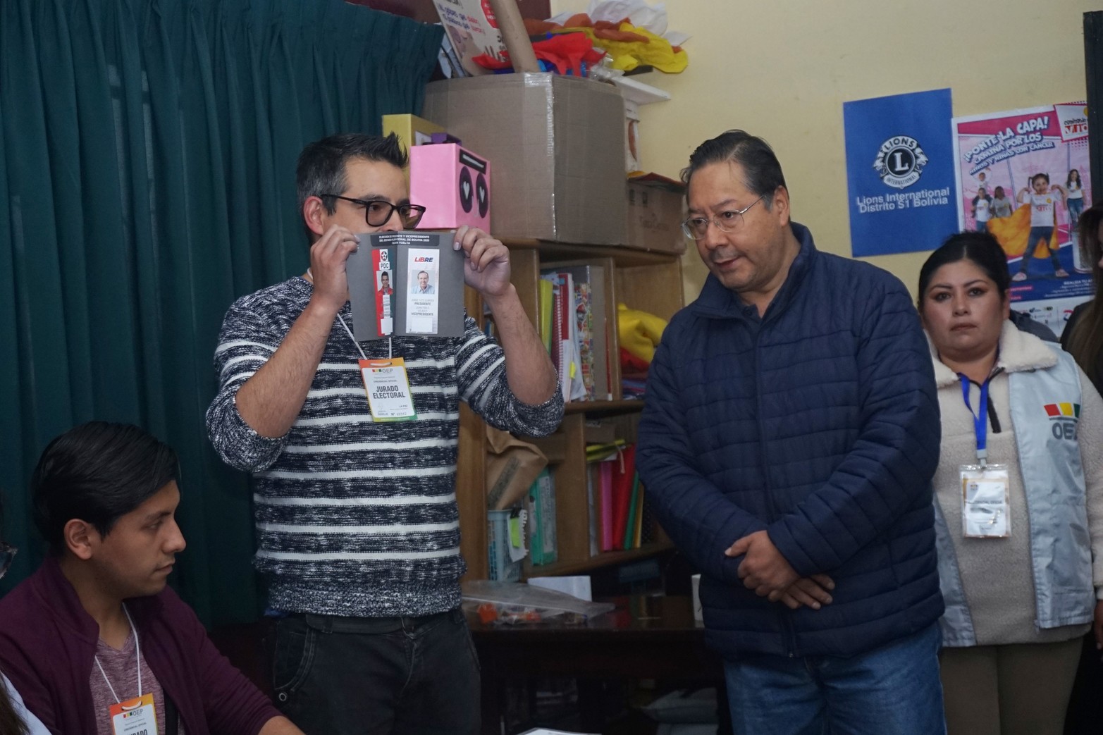 El presidente boliviano, Luis Arce (d), se prepara para emitir su voto en un colegio electoral, en la ciudad de La Paz.