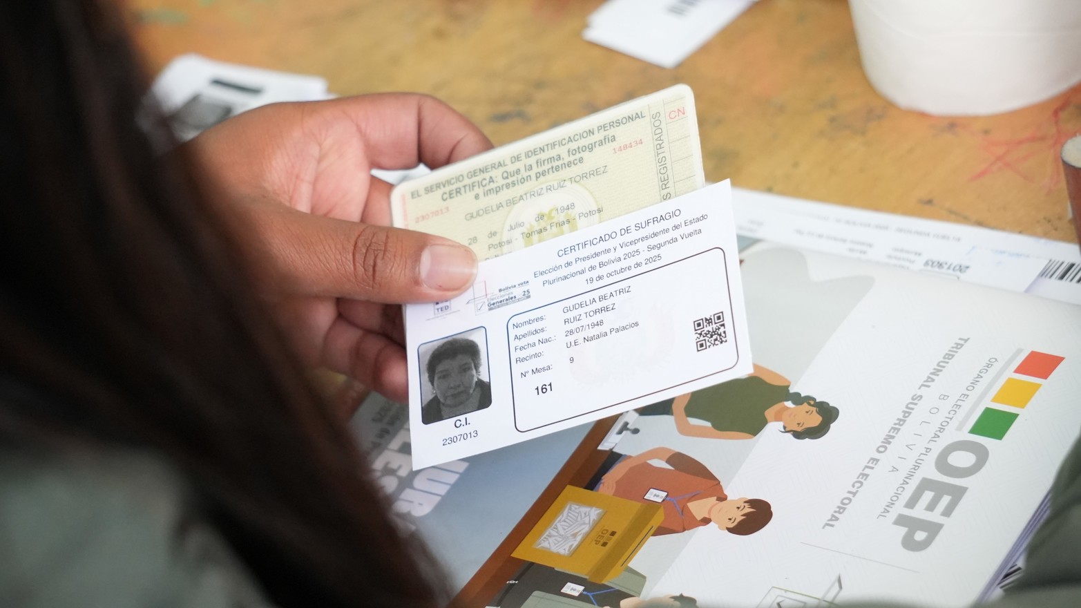 Una funcionaria electoral trabaja en un colegio electoral, en la ciudad de La Paz, Bolivia, el 19 de octubre de 2025.