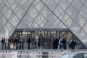 Forensic police officers arrive at the Louvre museum after reports of a robbery, in Paris, France, October 19, 2025. REUTERS/Gonzalo Fuentes