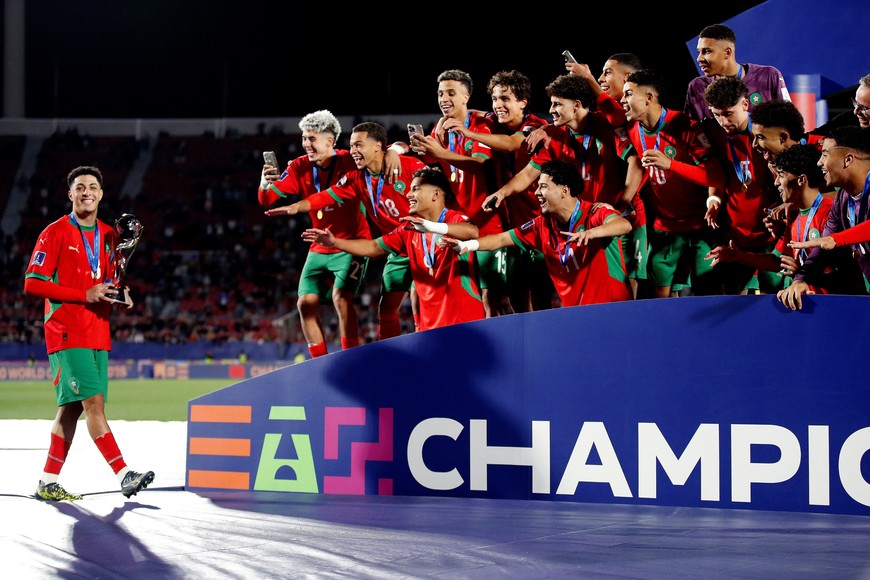 Soccer Football - FIFA U-20 World Cup - Final - Argentina v Morocco - Estadio Nacional Julio Martinez Pradanos, Santiago, Chile - October 19, 2025
Morocco's Hossam Essadak holds the trophy as he celebrates with teammates after winning the FIFA U-20 World Cup REUTERS/Rodrigo Garrido