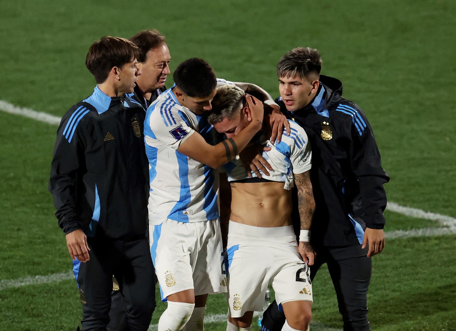 La tristeza de los argentinos Gianluca Prestianni y Tobias Palacio después del partido.