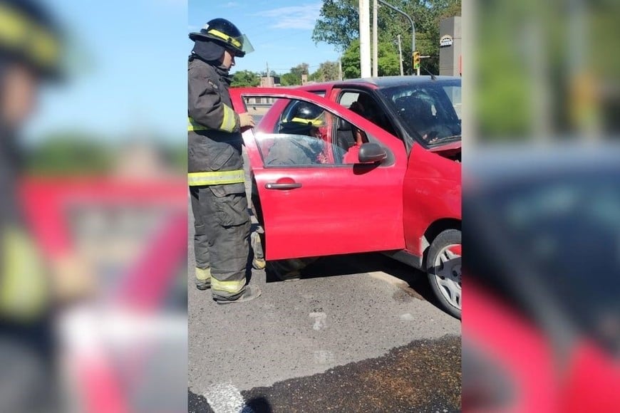 Bomberos Zapadores debieron rescatar a dos personas.