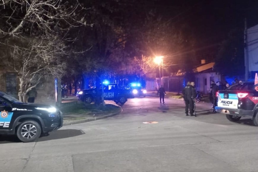 Un grupo de vecinos apareció en el lugar y comenzó a increpar a los uniformados.