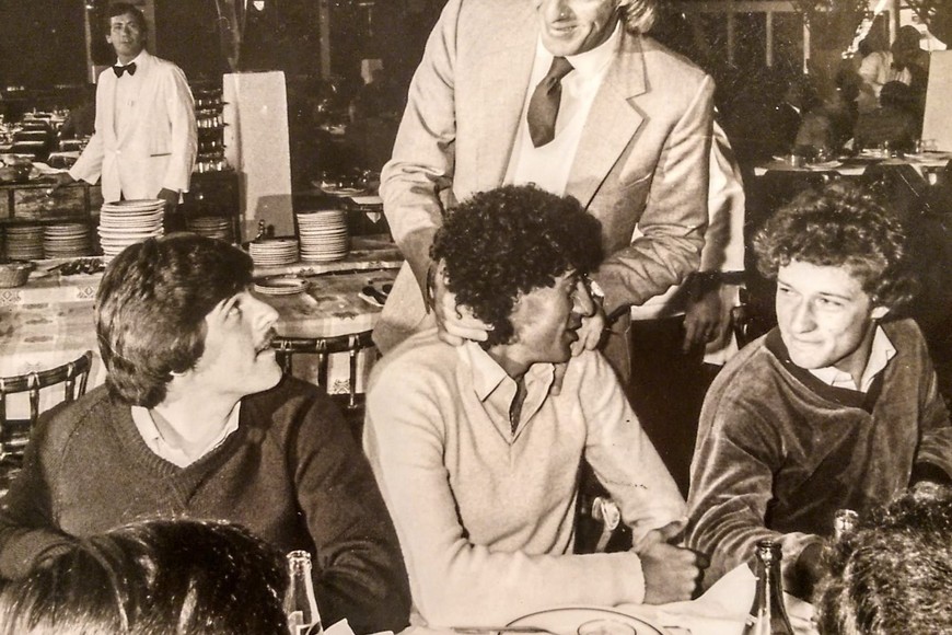 El gesto paternal de César Luis Menotti hacia José Luis Lanao, mientras Rubén Rossi mira a su amigo y entrenador y Calderón disfruta de ese momento.