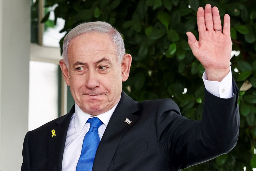 Israeli Prime Minister Benjamin Netanyahu waves as he arrives to meet U.S. President Donald Trump (not pictured) at the White House in Washington, D.C., U.S., September 29, 2025. REUTERS/Kevin Lamarque