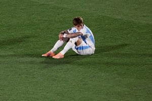 Tristeza: Maher Carrizo, sentado en césped tras la derrota ante Marruecos. Reuters.