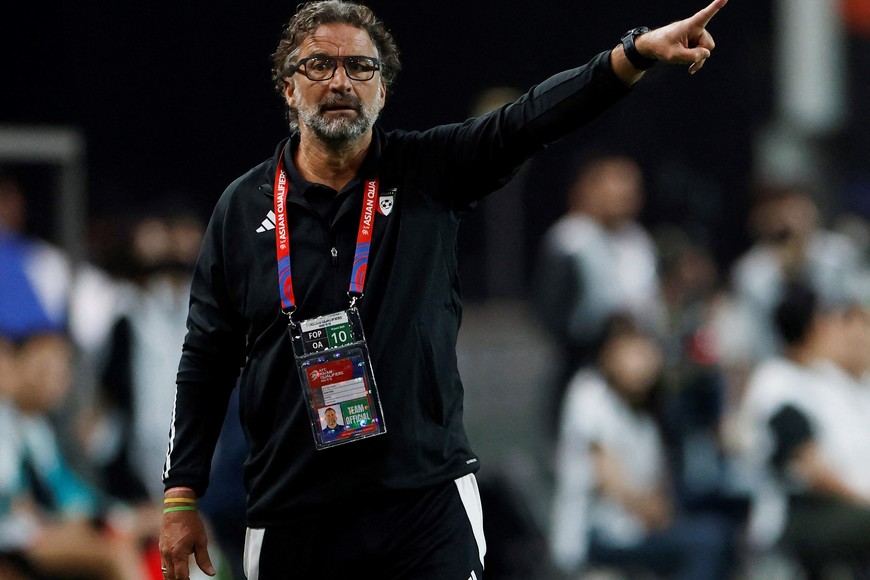 Soccer Football - World Cup - AFC Qualifiers - Group B - South Korea v Kuwait - Seoul World Cup Stadium, Seoul, South Korea - June 10, 2025
Kuwait coach Juan Antonio Pizzi during the match REUTERS/Kim Soo-Hyeon