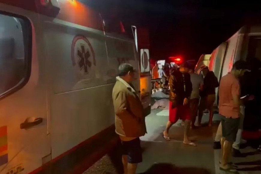 El micro turístico volcó en la BR-423 y dejó al menos 17 muertos y una veintena de heridos.