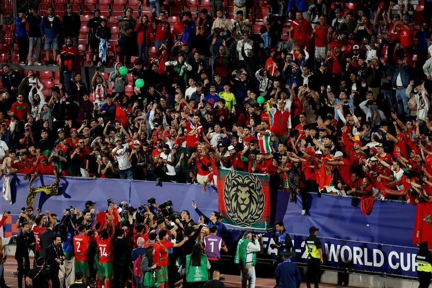 Soccer Football - FIFA U-20 World Cup - Final - Argentina v Morocco - Estadio Nacional Julio Martinez Pradanos, Santiago, Chile - October 19, 2025
Morocco players celebrate with the trophy and fans after winning the FIFA U-20 World Cup REUTERS/Pablo Sanhueza