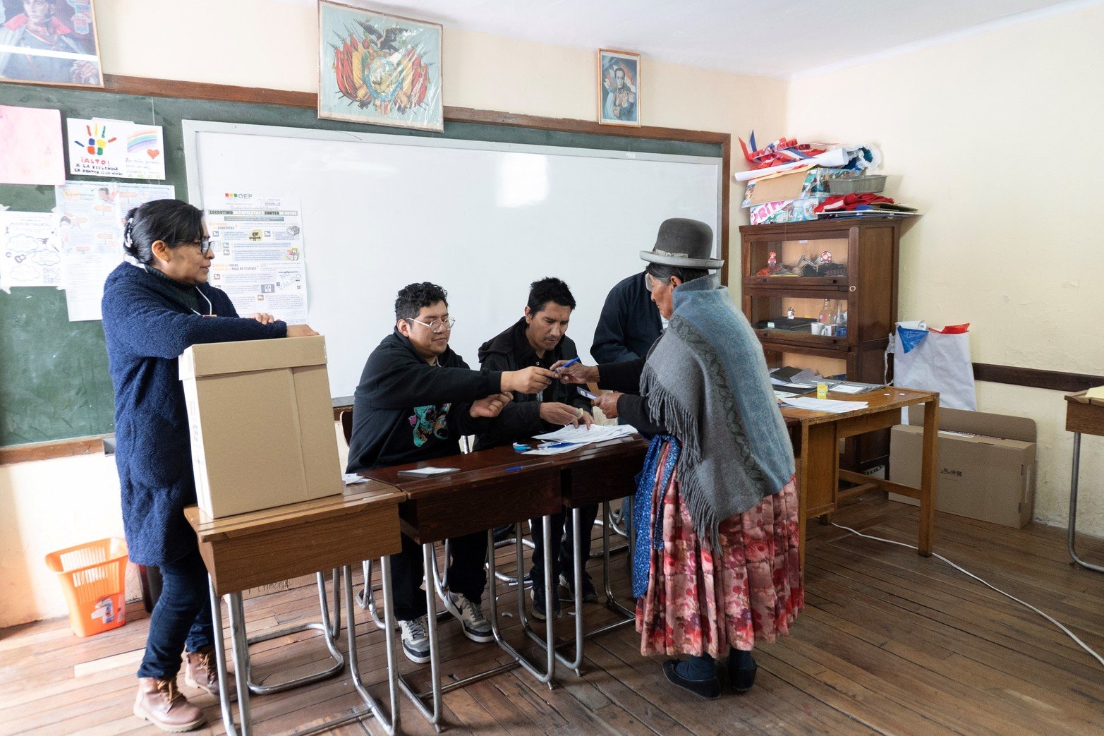 Una mujer asiste a emitir su voto en un colegio electoral, en la ciudad de La Paz, Bolivia, el 19 de octubre de 2025. 