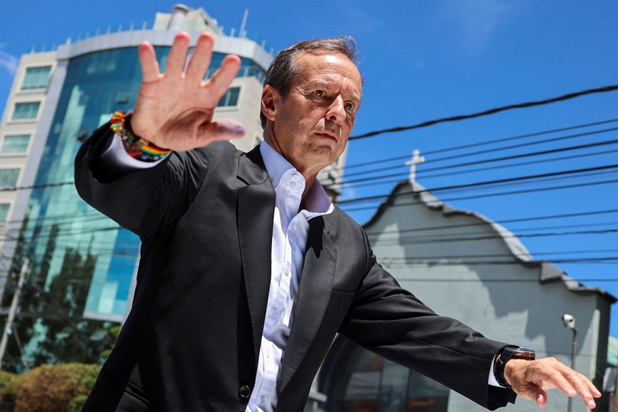 Conservative Bolivian former President Jorge "Tuto" Quiroga, presidential candidate for the Alianza Libre Coalition, greets supporters from a car after voting during the presidential runoff election in La Paz, Bolivia, October 19, 2025. REUTERS/Adriano Machado