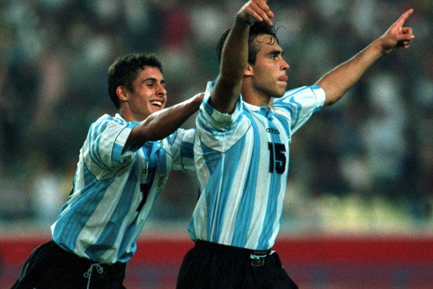 Martín Perezlindo grita su gol ante Brasil, en Malasia, mientras recibe el saludo de Pablo Aimar.