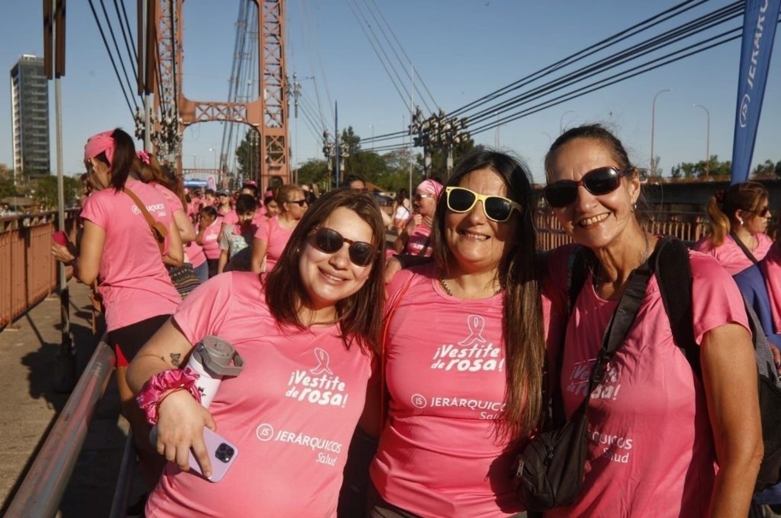Santafesinos participaron de la jornada “Vestite de Rosa” para promover la detección temprana del cáncer de mama.  