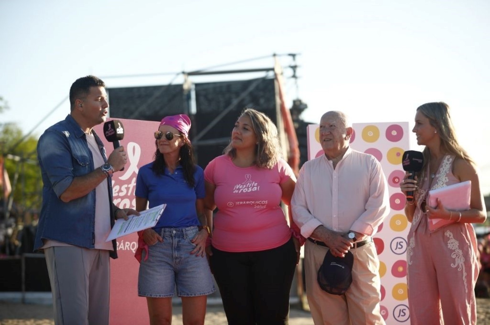 Santafesinos participaron de la jornada “Vestite de Rosa” para promover la detección temprana del cáncer de mama.