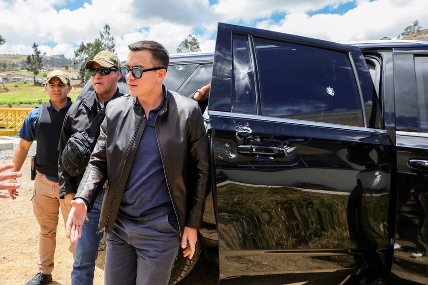 Ecuador's President Daniel Noboa stands next to a car showing signs of damage after his motorcade was attacked by a crowd throwing rocks, in El Tambo, Ecuador October 7, 2025. Ecuador Presidency/Handout via REUTERS ATTENTION EDITORS - THIS IMAGE HAS BEEN SUPPLIED BY A THIRD PARTY NO RESALES. NO ARCHIVES