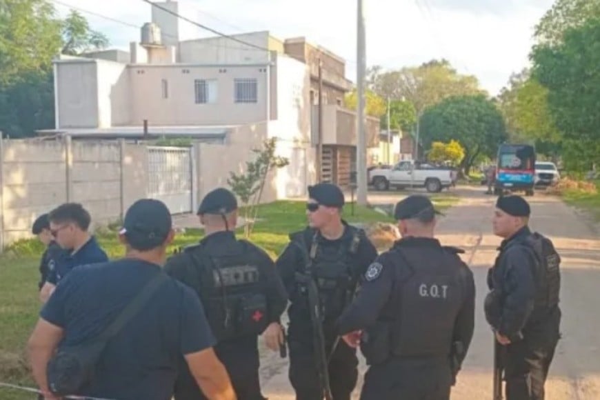 Fuerte presencia policial en el lugar del hecho. Foto: Gustavo Capeletti