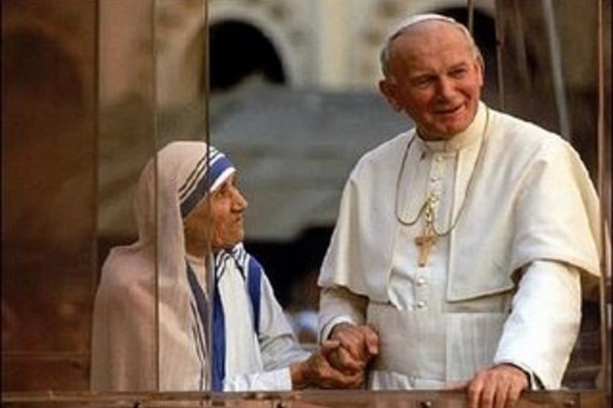 El papa Juan Pablo II junto a la Madre Teresa de Calcuta. El pontífice polaco, cuyo papado se extendió entre 1978 y 2005, fue autor de sentidos y profundos documentos como la encíclica "La Madre del Redentor" y la carta apostólica "La dignidad de la mujer".