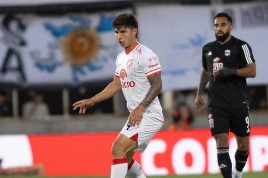 El delantero Jonathan Herrera, goleador de la noche, acercándose para presionar a Stefano Moreyra.  Foto: @LigaAFA.