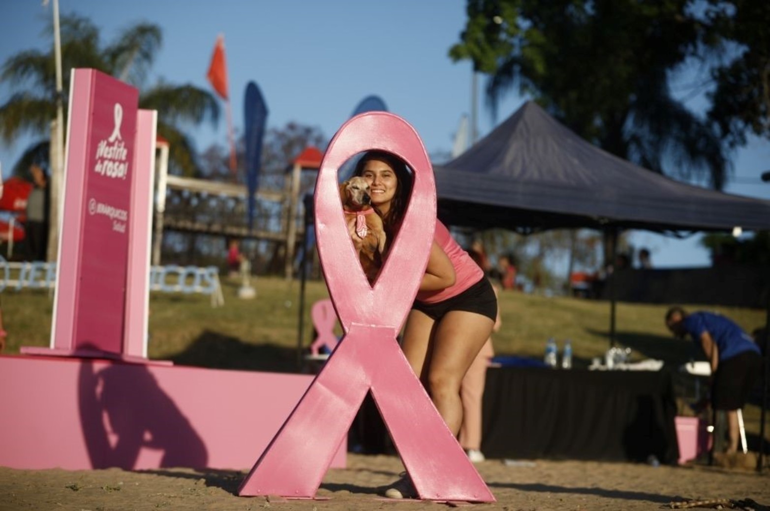 Santafesinos participaron de la jornada “Vestite de Rosa” para promover la detección temprana del cáncer de mama. 