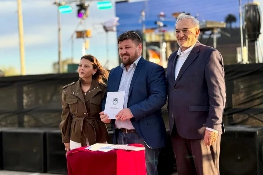 El intendente Pablo Pinotti tomó juramento a la nueva Constitución de Santa Fe en la Casa Steigleder.