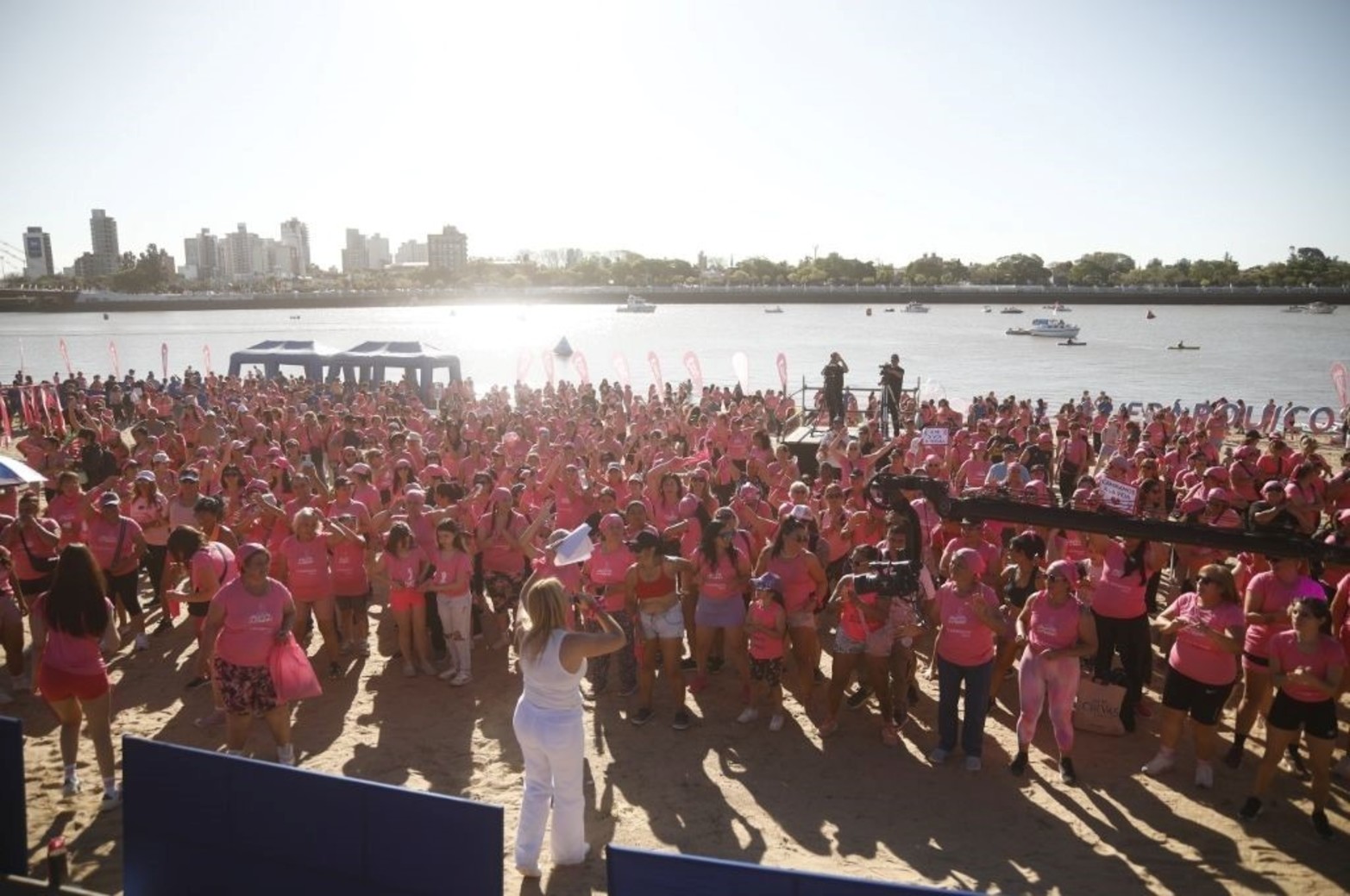 Santafesinos participaron de la jornada “Vestite de Rosa” para promover la detección temprana del cáncer de mama.