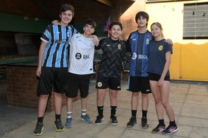 Felipe Dechima, Facundo Ávila, Agustín Ocampo, Vicente Martín Cordero y Ma. Paz Villalba, los jugadores de categoría menores de IL. Peretz que representaran a la ciudad de Santa Fe, en el seleccionado provincial. Foto. Manuel Fabatía.