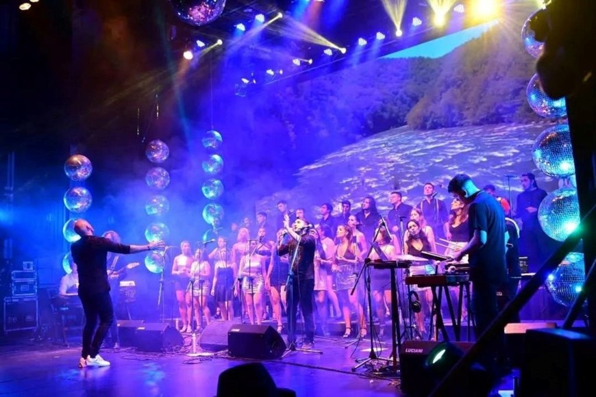 Gloriana, el primer coro de rock y pop de Argentina, con más de 20 años de trayectoria. Su director, Rodrigo Asselborn, junto al asistente de dirección Santiago Rolón, llevan adelante un proyecto único en el país: todo su repertorio está conformado por arreglos originales e inéditos.